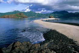 Archipel-des-Comores;-Banc-de-sable;-France;-Îlot;-Kaleidos;-Kaleidos-images;-La-parole-à-limage;-Lagon;-Laurent-Abad;-Mayotte;-Mer;-Océan-Indien;-Paysage-marin;-Rochers-volcaniques;-Stories-Pictures;-Vagues